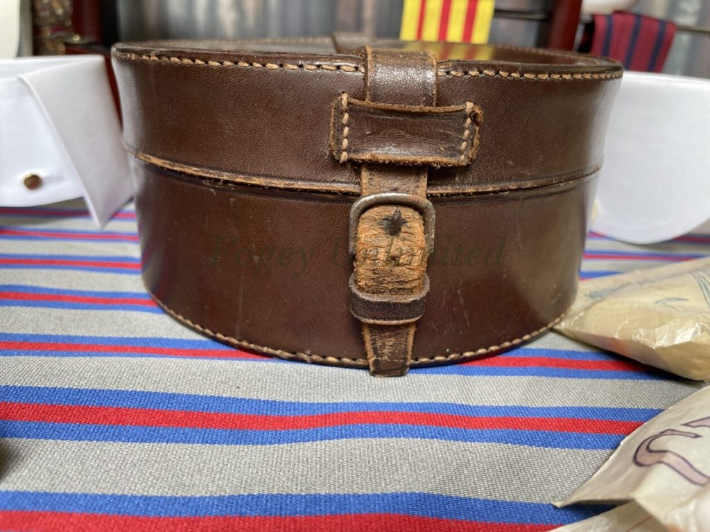 Vintage Round Leather Stiff Collar storage box for your detachable