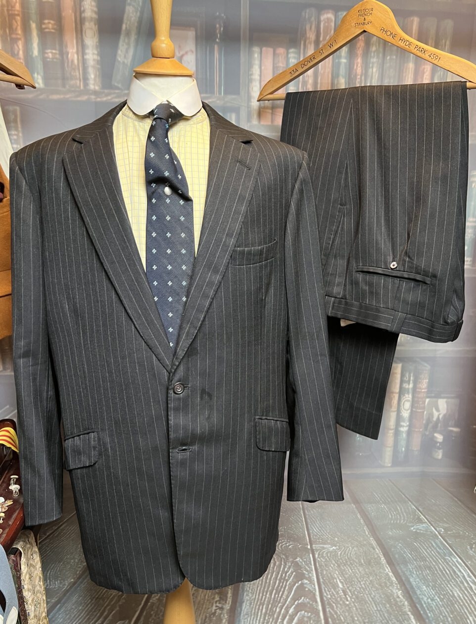 Vintage 2 Piece Thresher & Glenny Pinstripe Suit. 44CL/37W/32Leg(Ref: THGD)