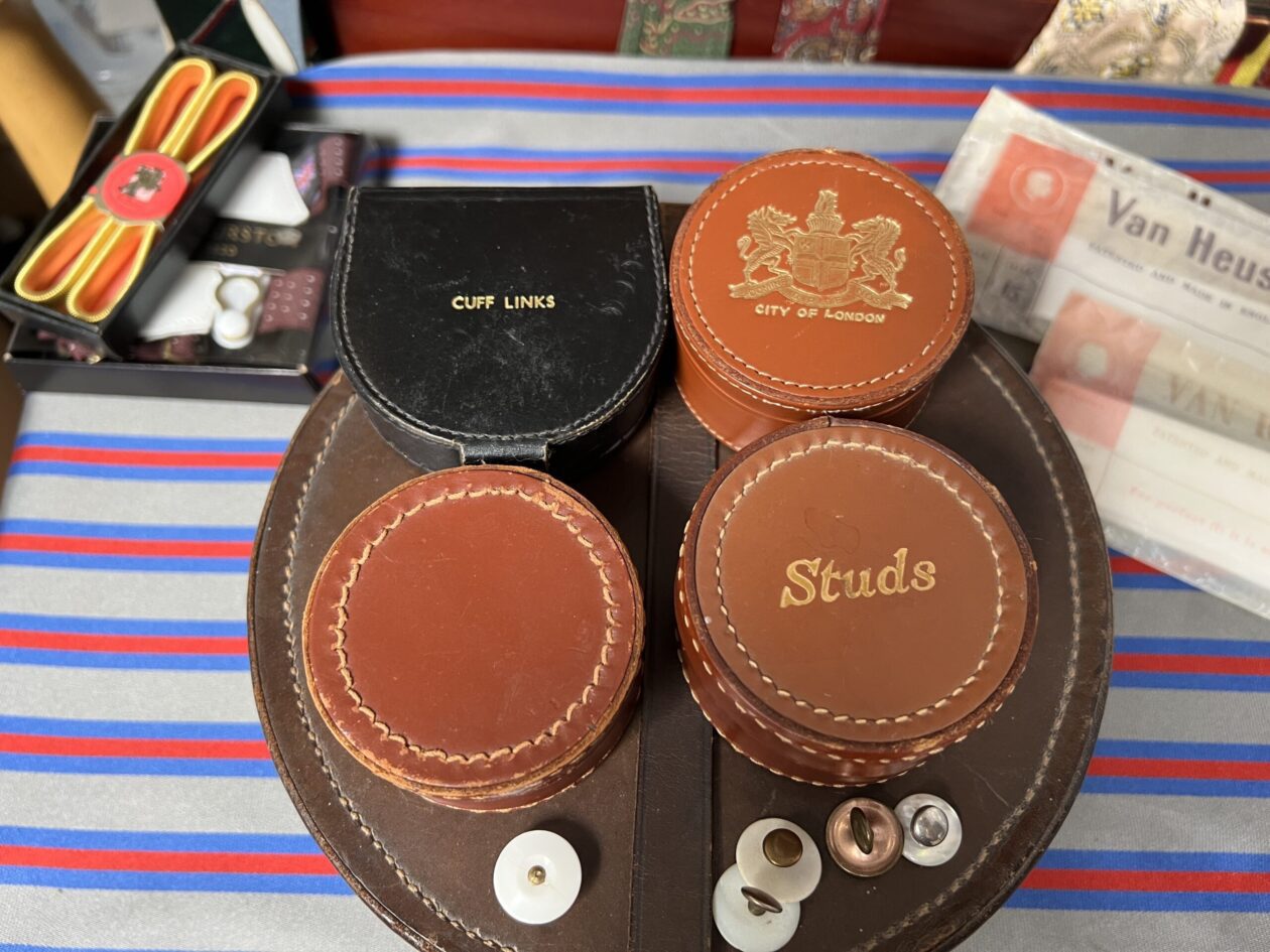 A Vintage Leather Collar Stud Box. Storage for your Collar Studs. Various Styles available.(Ref:B)