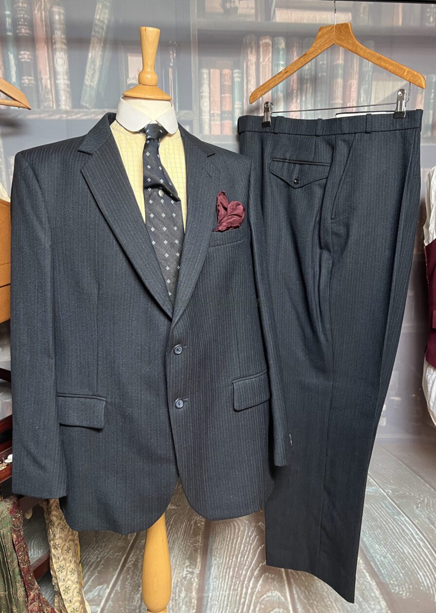 Vintage 2 Piece Seymour of York Midnight Blue Pinstripe Suit. 42C/40W/32Leg(Ref: SEYM)