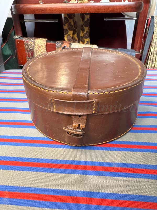 A Vintage Leather Collar Box. Storage for your Detachable Collars.  (CB1) - Image 3