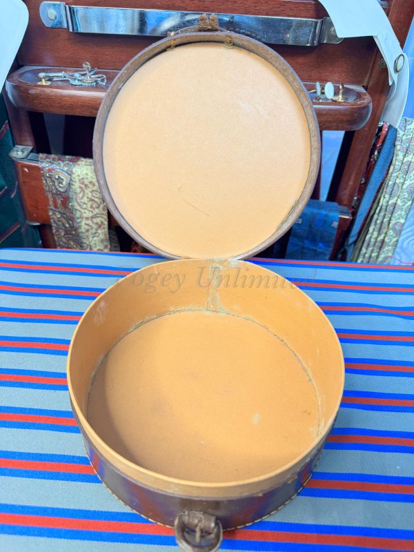 A Vintage Leather Collar Box. Storage for your Detachable Collars.  (CB1) - Image 4