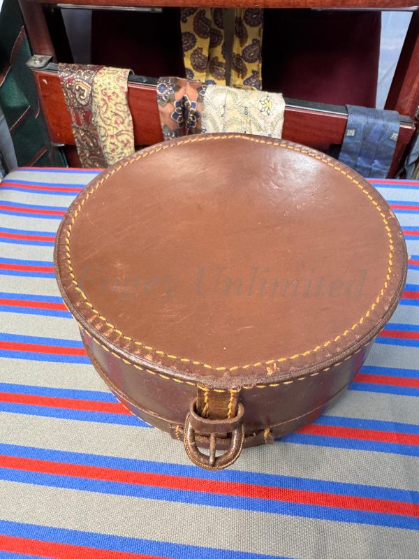 A Vintage Leather Collar Box. Storage for your Detachable Collars.  (CB1) - Image 2