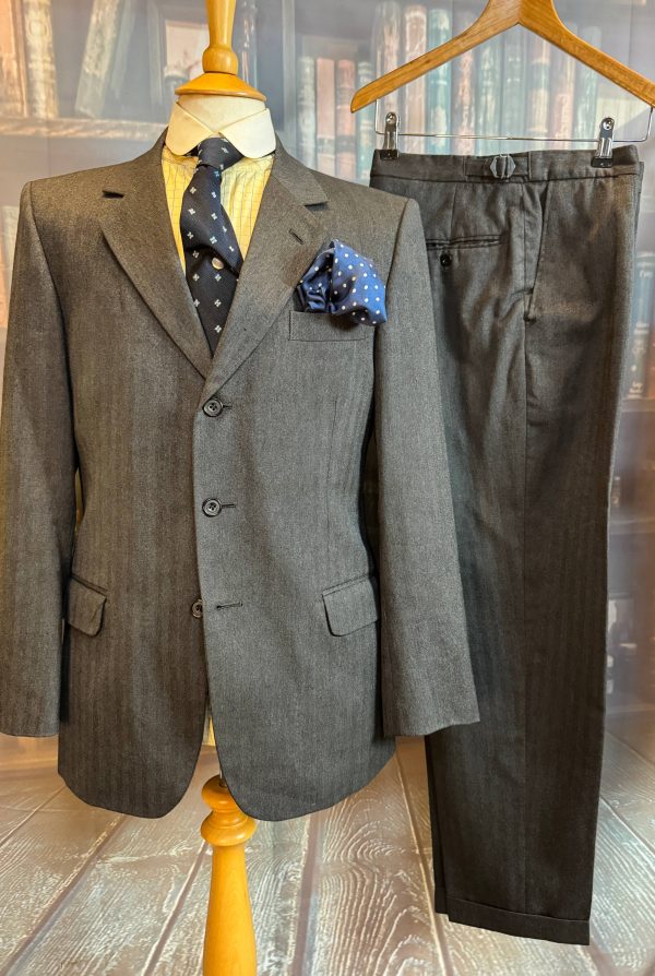 Medium weight Hackett Single Breasted Dark Grey 2 Piece Suit 38C/32W/30L (Ref: HKGR38)