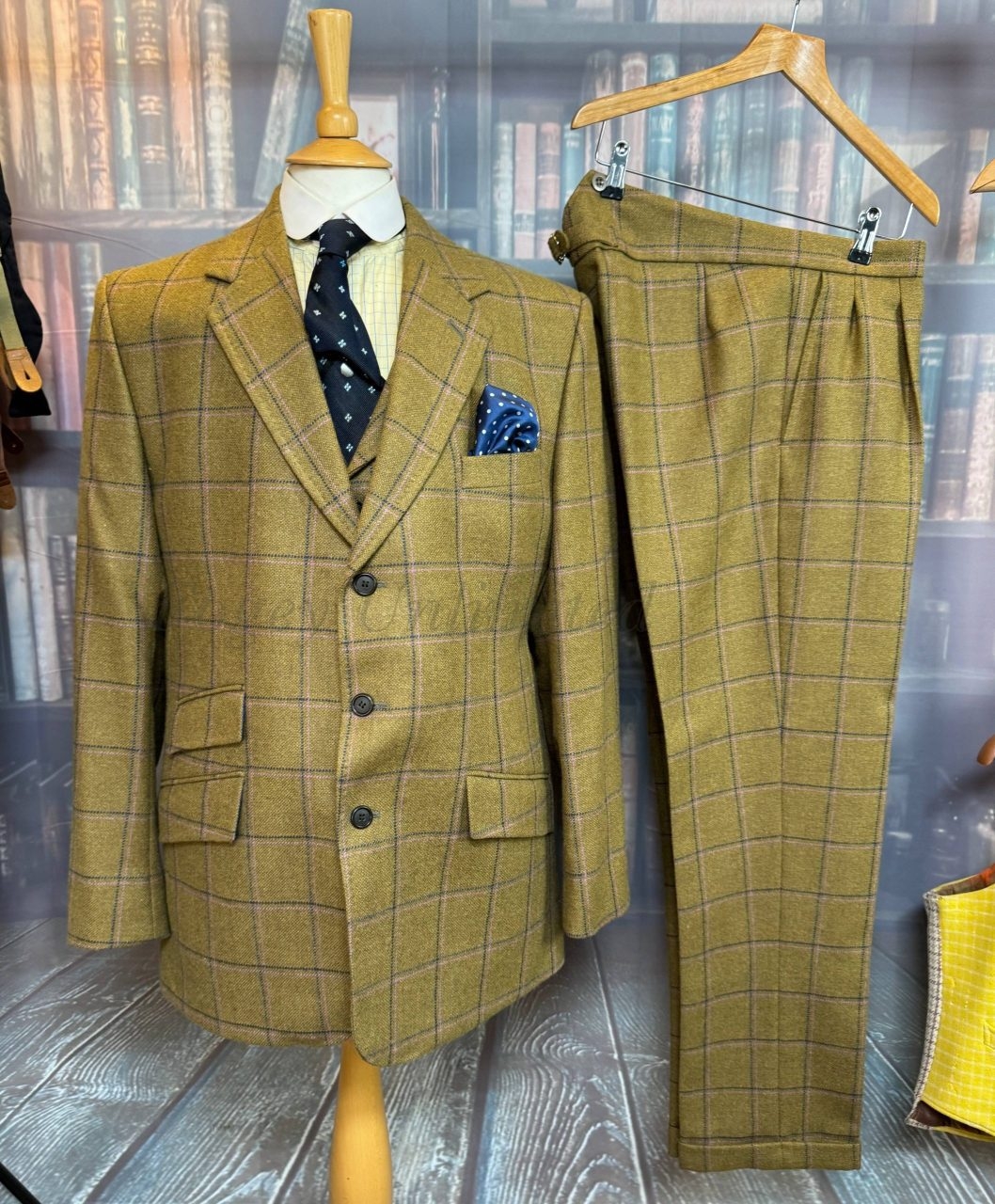 A Stunning Bespoke Thomas Crown 3 piece Tweed Suit Chest 40 102cm. Waist 36 91cm waist Ref Crown40 Fogey Unlimited