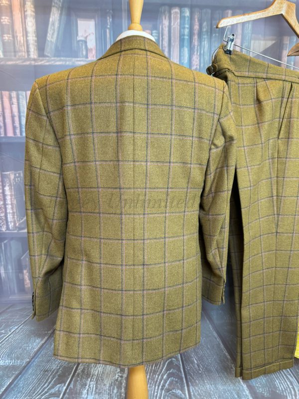 A Stunning Bespoke Thomas Crown 3 piece Tweed Suit Chest 40"/102cm. Waist 36"/91cm waist (Ref:Crown40) - Image 7