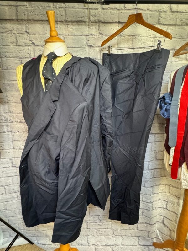 William Hunt Modern Summer weight 3 Piece Suit Chest 40"/102cm. Waist 34"/87cm. Leg 32"/81cm. (Ref:PKWH40) - Image 16