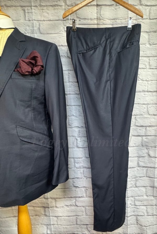 William Hunt Modern Summer weight 3 Piece Suit Chest 40"/102cm. Waist 34"/87cm. Leg 32"/81cm. (Ref:PKWH40) - Image 7