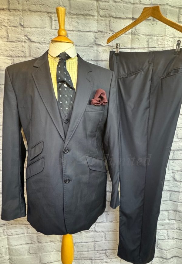 William Hunt Modern Summer weight 3 Piece Suit Chest 40"/102cm. Waist 34"/87cm. Leg 32"/81cm. (Ref:PKWH40)
