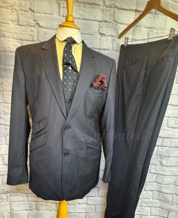 William Hunt Modern Summer weight 3 Piece Suit Chest 40"/102cm. Waist 34"/87cm. Leg 32"/81cm. (Ref:PKWH40) - Image 9