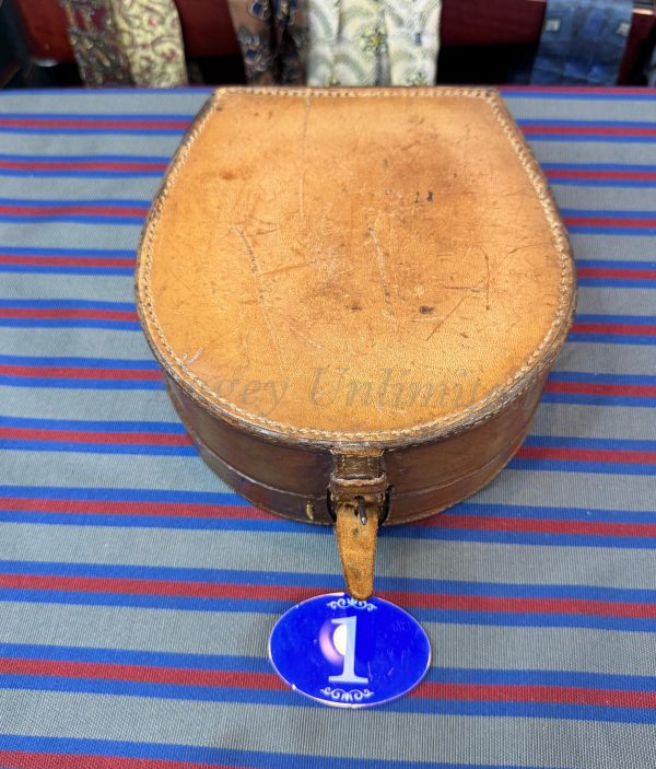 A Vintage Leather Collar Box. Storage for your Detachable Collars.  (CB3) - Image 3