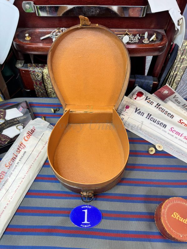 A Vintage Leather Collar Box. Storage for your Detachable Collars.  (CB3) - Image 4