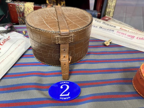 A Vintage Leather Collar Box. Storage for your Detachable Collars.  (CB8) - Image 2