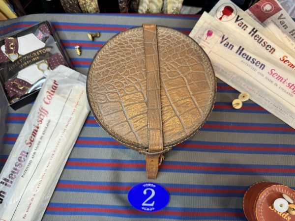 A Vintage Leather Collar Box. Storage for your Detachable Collars.  (CB8) - Image 3