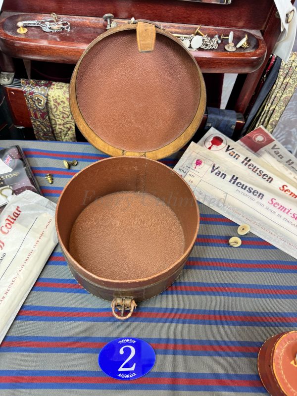 A Vintage Leather Collar Box. Storage for your Detachable Collars.  (CB8) - Image 4