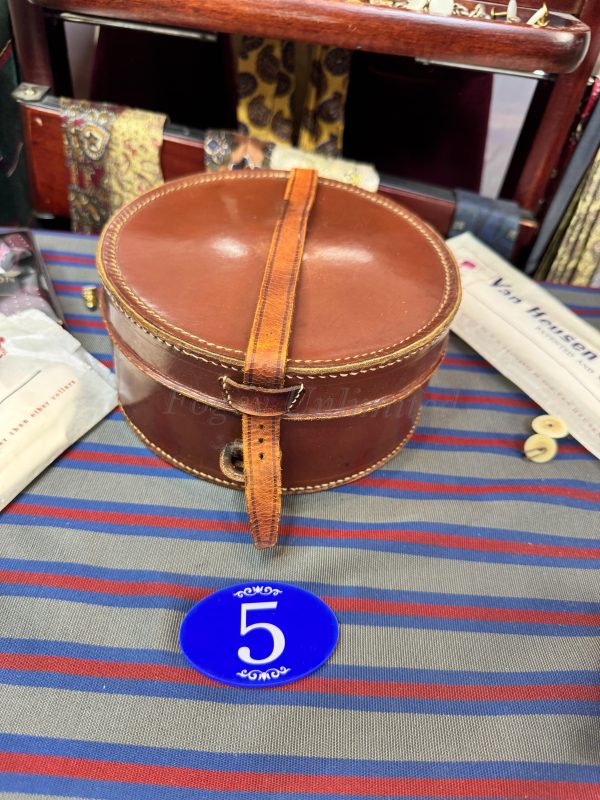 A Vintage Leather Collar Box. Storage for your Detachable Collars.  (CB5) - Image 2