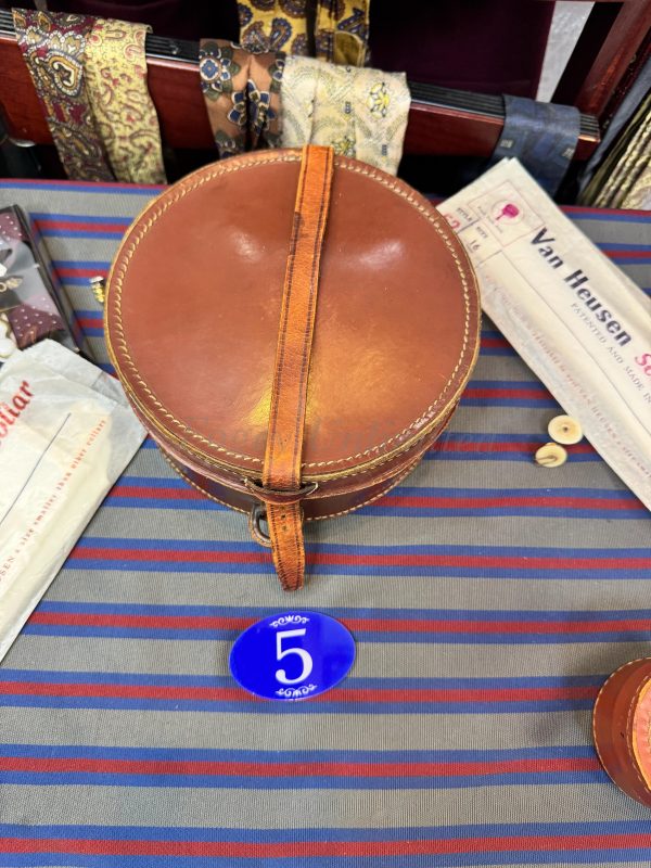 A Vintage Leather Collar Box. Storage for your Detachable Collars.  (CB5) - Image 3