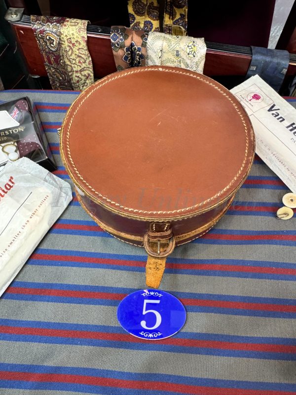 A Vintage Leather Collar Box. Storage for your Detachable Collars.  (CB5) - Image 5