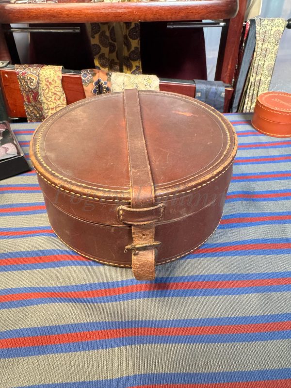 A Vintage Leather Collar Box. Storage for your Detachable Collars.  (CB6) - Image 2
