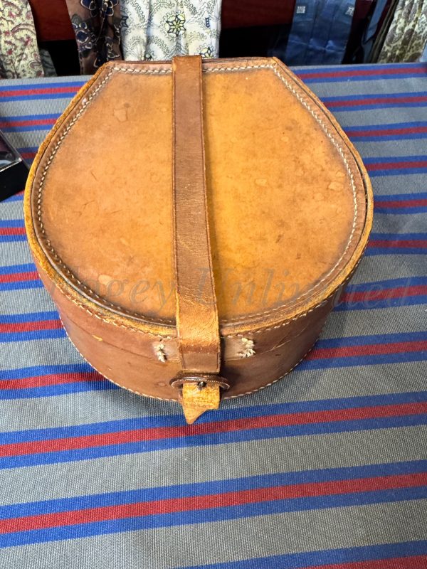 A Vintage Leather Collar Box. Storage for your Detachable Collars.  (CB4) - Image 2