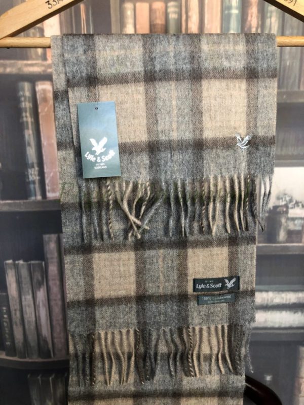 A wonderful Lyle & Scott Lambswool Scarf - Image 2